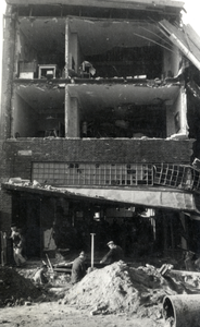 97569 Afbeelding van de ravage aan het gebouw Catharijnesingel 21a (hoek met het Leidseveer) na het geallieerde ...